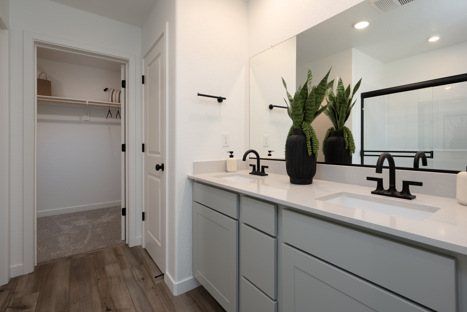 A bathroom with a sink and a mirror.