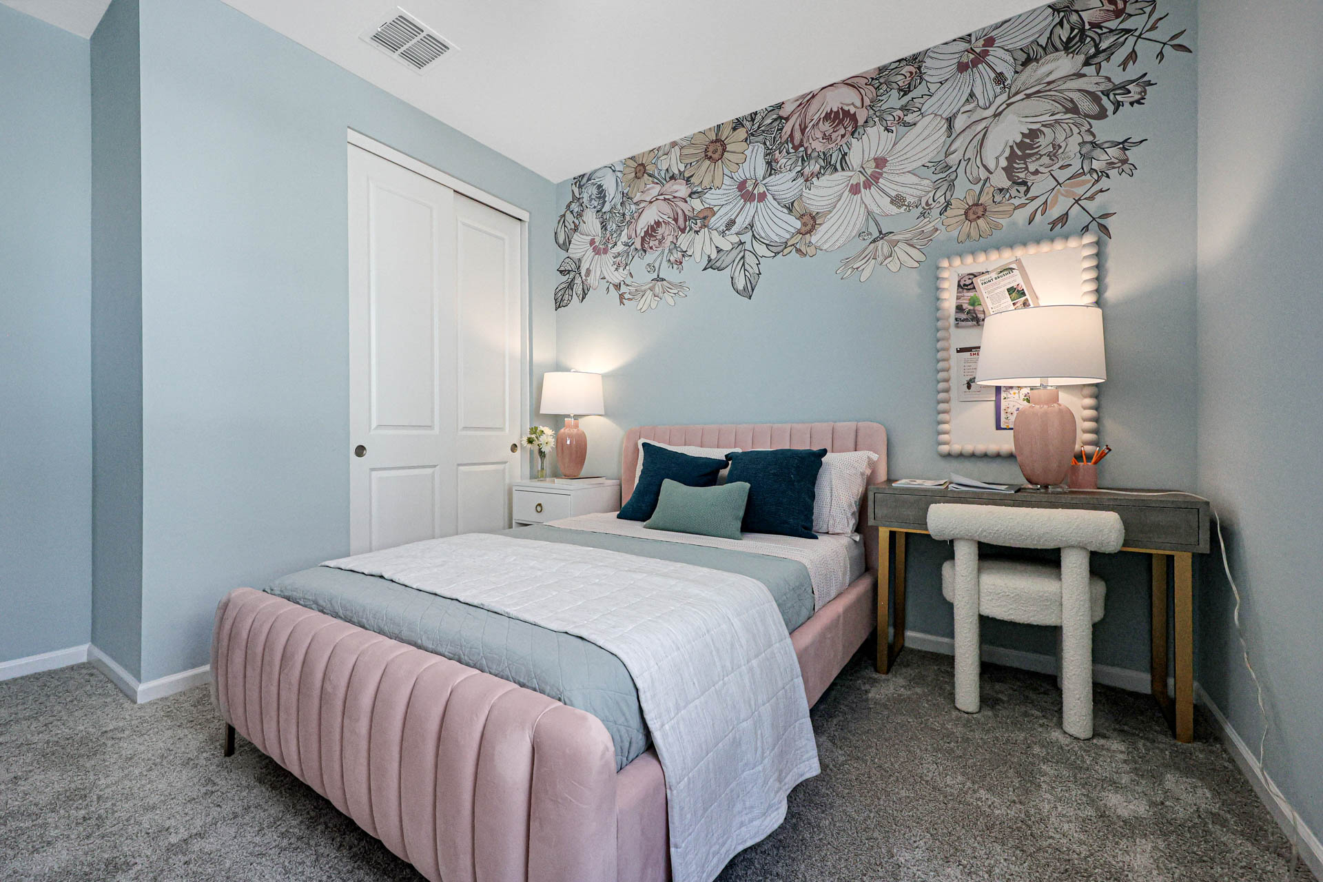 A bedroom with a bed and a desk.