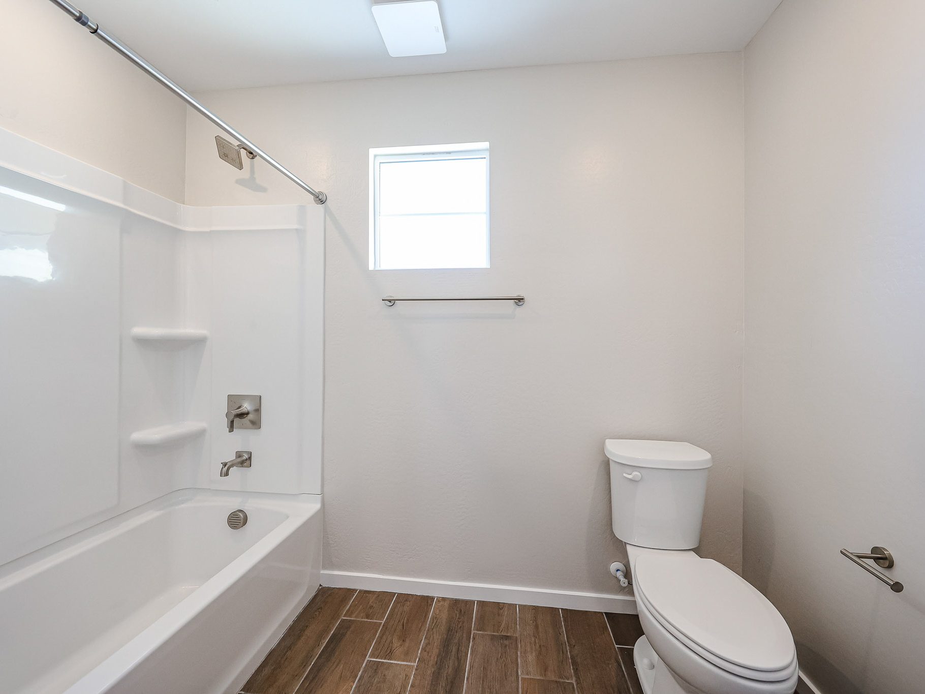 A bathroom with a toilet and bathtub.