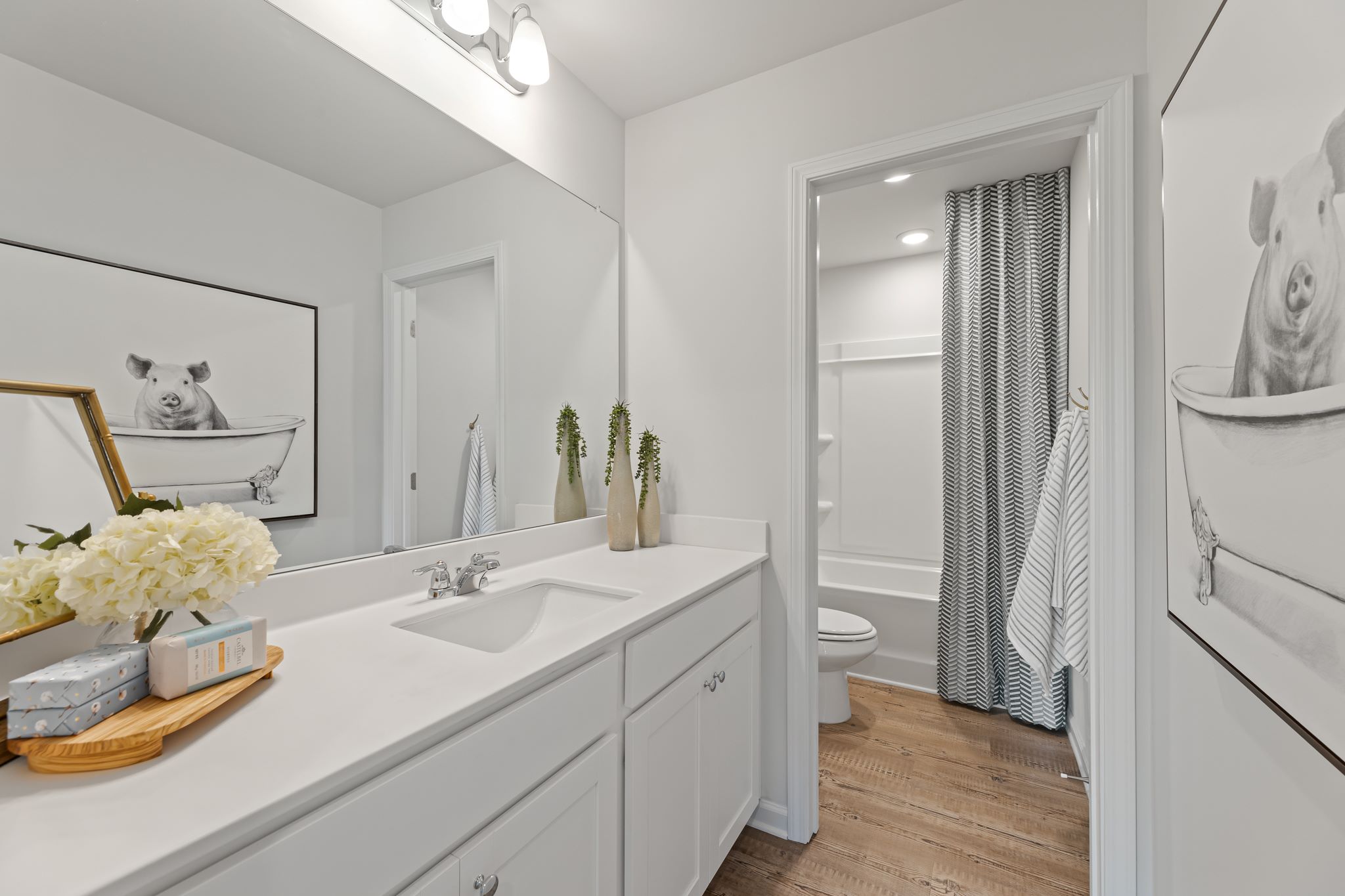 A bathroom with a sink and a mirror.