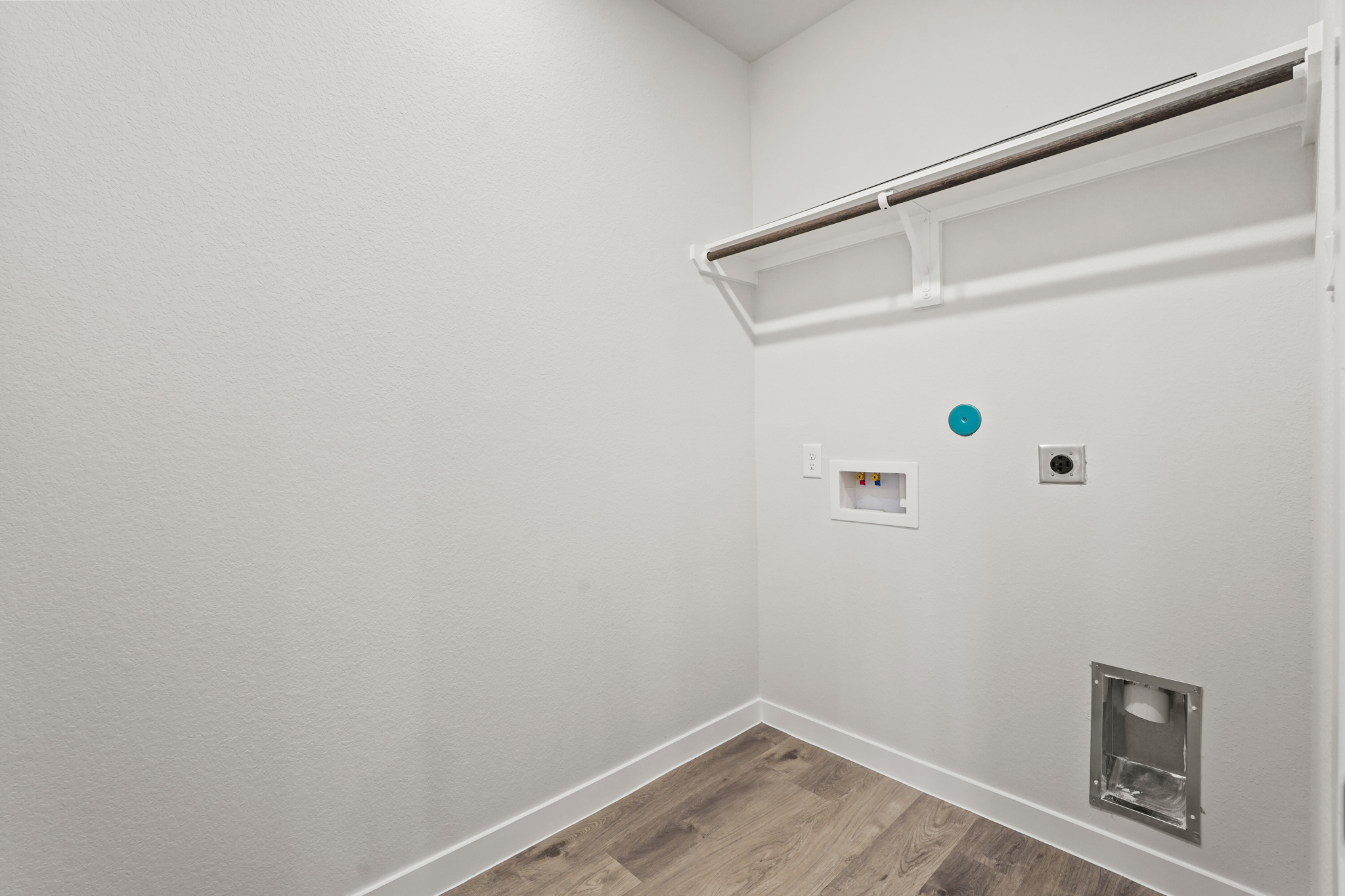 A white wall with a vent and a light on it.