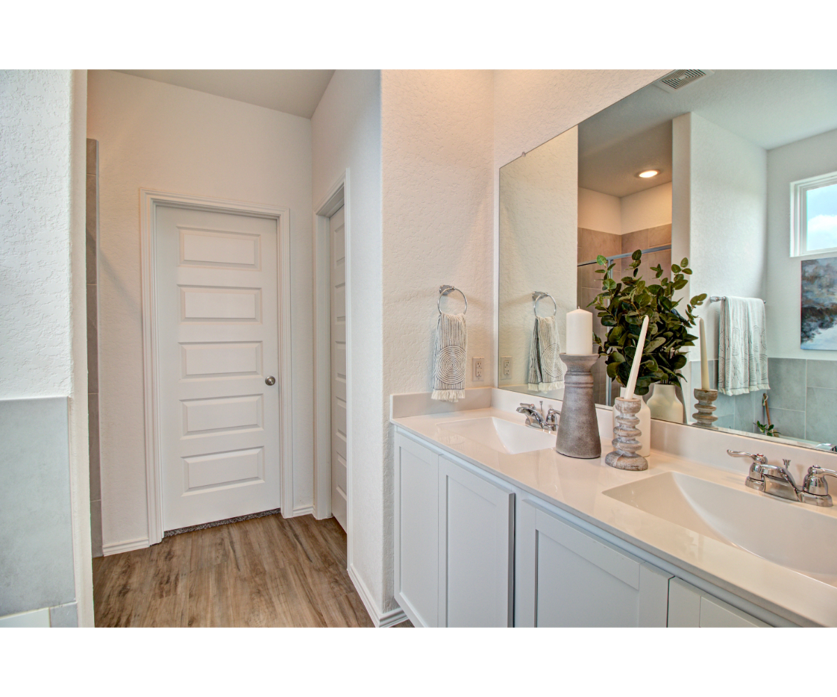 A bathroom with a sink and a mirror.